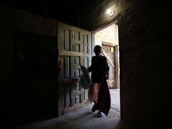 Sin un hogar o familia, doña Cristina Fúnez aceptó la ayuda de una vecina, quien desde junio pasado la cuida cuando fue dada de alta por gusano barrenador.