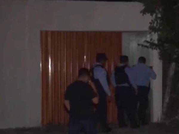 Agentes policiales llegaron hasta la casa de la víctima para realizar las primeras inspecciones y determinar los motivos y autores detrás del intercambio de disparos.