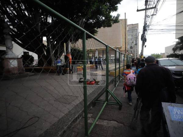 Aún se desconoce quién dio la orden que se soldaran vallas metálicas en el perímetro del Congreso Nacional.