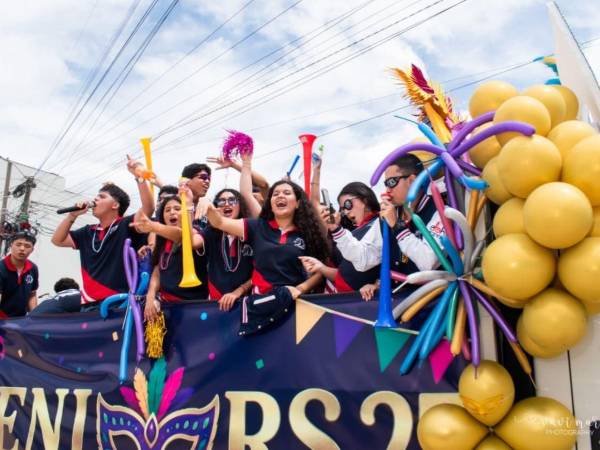 Al más puro estilo carnavelesco, los Seniors 2027 de la Escuela Bilingüe Honduras, realizaron su tradicional Entrance con una caranava por las calles de Comayagua.