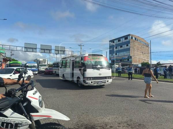 Una toma de transportistas provocó caos vehicular en el anillo periférico de Tegucigalpa, a la altura de la colonia Arturo Quezada, cuando manifestantes exigieron reparar 2.7 kilómetros de calle que conduce a las colonias Jerusalén, Australia, Santa Clara y Cuatro Aldeas, debido al deterioro de sus unidades y la falta de respuesta a sus solicitudes. Aquí las imágenes del caos en el tráfico.