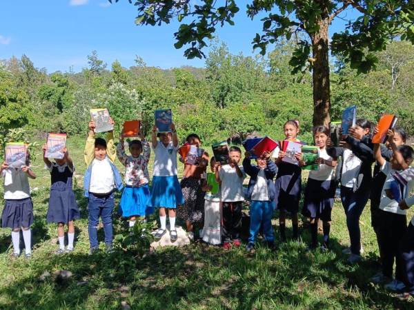 Maratón del Saber transformó la grama verde en pupitre y el cielo en techo para que los pequeños escriban sus sueños en las páginas de un cuaderno nuevo.