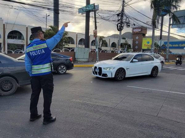 Más de 100 agentes están en la rotonda de Loarque.