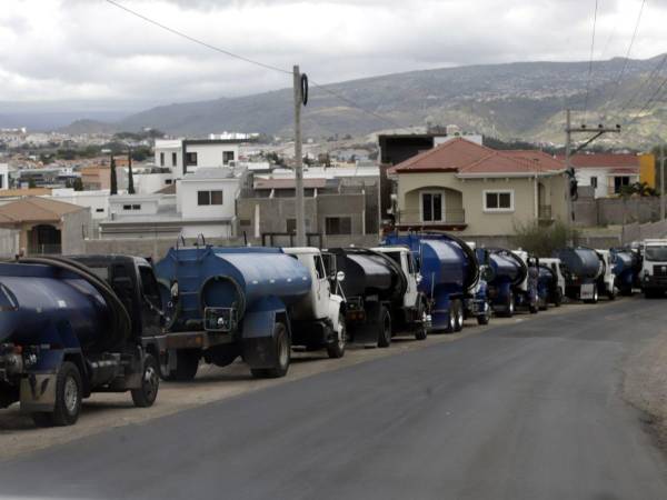 Conductores consultados por EL HERALDO señalaron que las filas en los pozos son extensas y que, en algunos casos, deben esperar entre dos y tres horas para llenar los tanques.