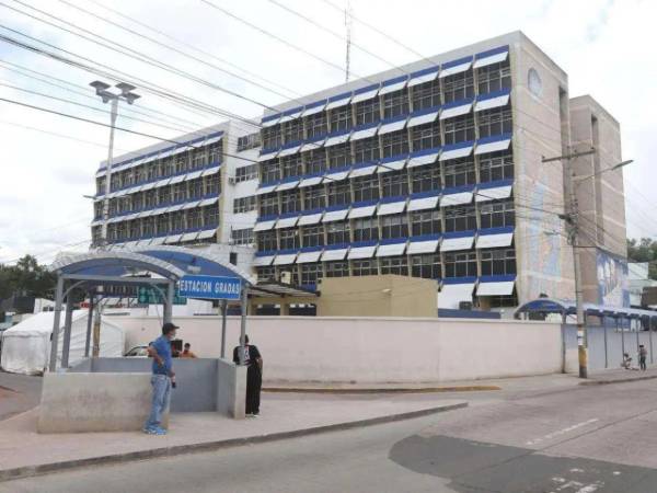 Los trabajos consisten en el desmontaje de equipos obsoletos de aire acondicionado instalados sobre la terraza del área de Emergencia.