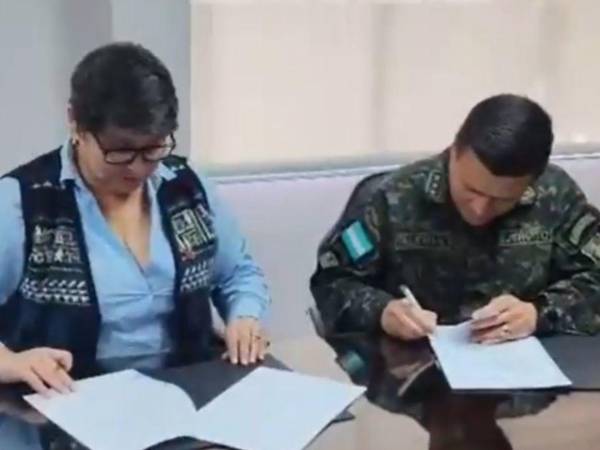 La presidenta del Instituto Hondureño de Seguridad Social Carla Paredes, firmó el convenio con representantes del Hospital Militar.