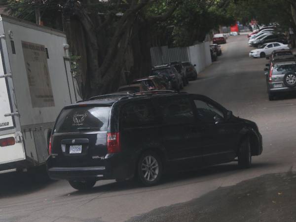 El retiro del cuerpo de John Allan Murillo Flores, en la morgue del Ministerio Público (MP), en la capital.