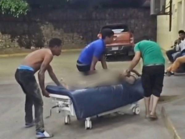 Captura de pantalla de video que muestra el momento en que la joven era ingresada al hospital, pero según los reportes, ya no presentaba signos de vida.
