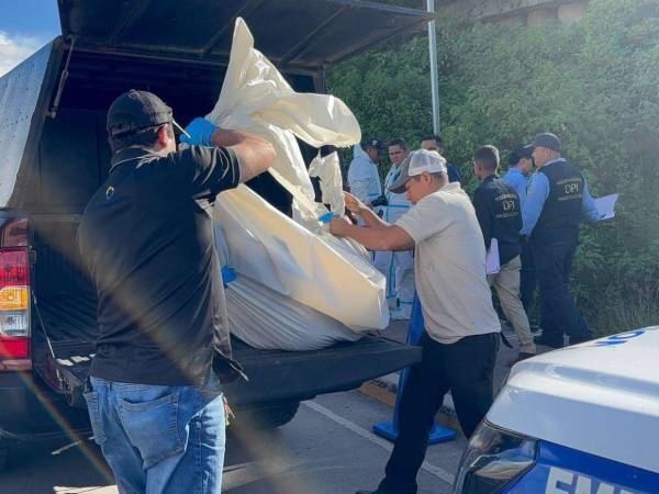 La policía encontró un cadáver ensabanado en el anillo periférico.