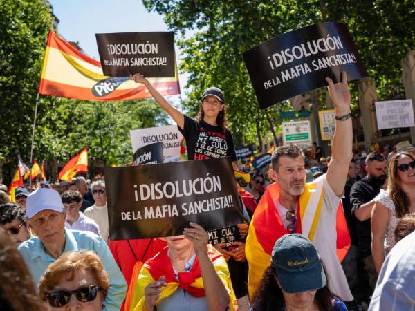 Decenas de miles de personas han pedido este sábado en Madrid la dimisión del presidente del gobierno, el socialista Pedro Sánchez, y la convocatoria de elecciones anticipadas, entre insultos y acusaciones de corrupción, en una marcha que ha acabado con 3 detenidos y 7 agentes heridos leves.