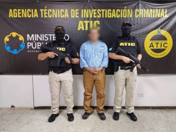 Guido Adolfo Martínez Fúnez, afirma la fiscalía, aprovechó su cargo para ganarse la confianza de la víctima, iniciando el contacto al solicitarle su número celular.