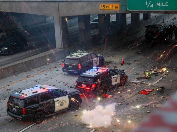 La situación sigue tensa en Los Ángeles, donde cientos de migrantes han mantenido una batalla campal contra las autoridades y la Guardia Nacional. Aquí las imágenes de las explosiones durante las protestas.