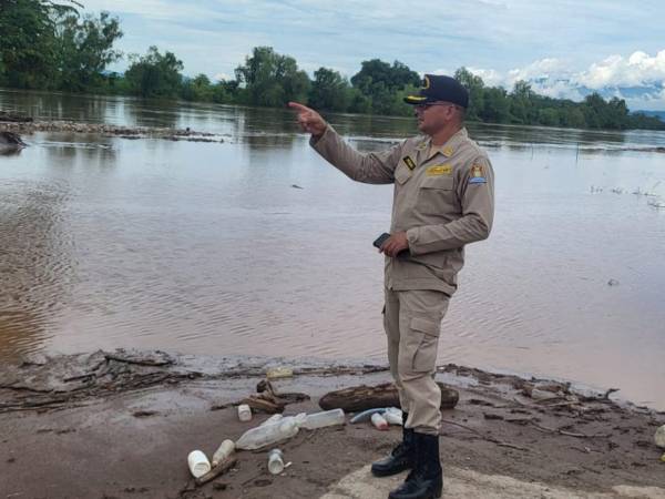 Equipos del Cuerpo de Bomberos realizaron la inspección en los bordos del río Ulúa a inmediaciones de los excampos bananeros en El Progreso, Yoro.