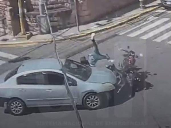 El motociclista voló algunos metros por el fuerte impacto.