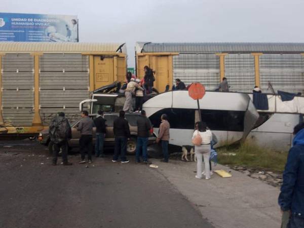 El autobús quedó totalmente destruido tras el impacto.