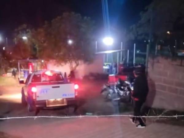 En el interior de la cancha quedaron múltiples casquillos de bala, y al lugar llegaron familiares de las víctimas.