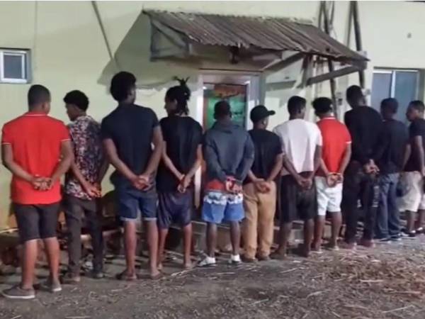 Los 25 hombres originarios de La Mosquitia hondureña, fueron llevados a una estación policial para individualizar sus responsabilidades civiles y penales.