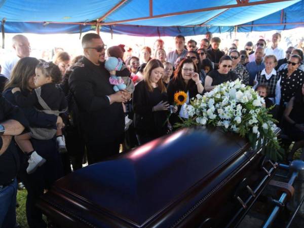 El terraje del periodista Arístides Aceituno se llevó a cabo este sábado en el cementerio Jardines de Paz Suyapa, en la capital.