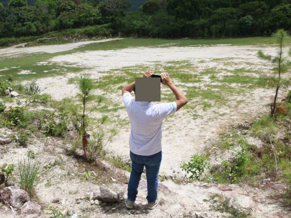 La cancha de la comunidad Matasano en La Iguala, Lempira, sigue sin iluminarse; la inversión de los 500,000 lempiras, prometida por el diputado Dany Murrillo, aún no llega.