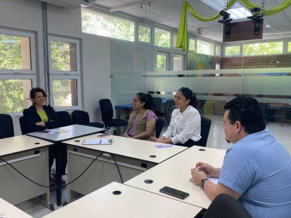 Autoridades de la Unah Campus Cortés, recibieron la visita de representantes de Operación Sonrisa Honduras.