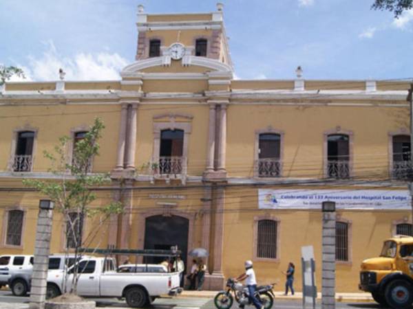 Algunos pacientes relataron que en menos de un año les han cancelado al menos dos veces la cirugía porque no cuentan con pinzas de diferentes tamaños.