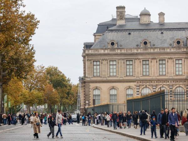 El robo de un conjunto de joyas de un valor patrimonial e histórico incalculable en el Museo del Louvre este domingo por la mañana lo llevó a cabo en apenas siete minutos un comando de cuatro ladrones profesionales, pero que perdieron una parte del botín en su huida.