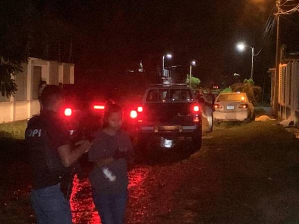Apenas se bajaron de un taxi, la pareja fue ultimada a balazos por sujetos desconocidos que los interceptaron.