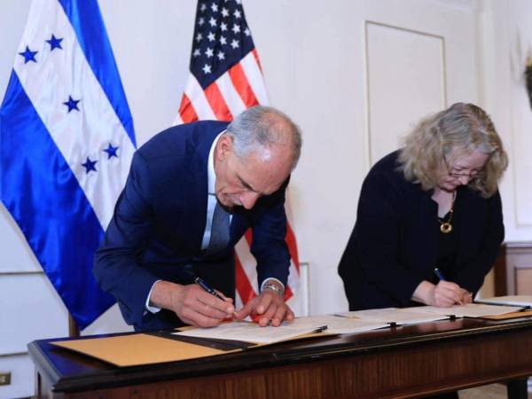 El presidente de la República, Nasry Asfura, y la encargada de Negocios de la Embajada de los Estados Unidos, Anne Hoey, firmaron el convenio de cooperación en materia sanitaria.