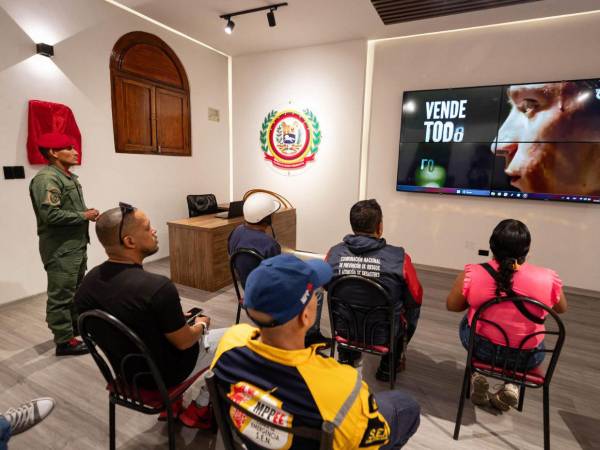 Quienes acudieron al alistamiento en el Cuartel de la Montaña, un antiguo museo militar, podían hacer un recorrido por el lugar que incluía, la proyección de un video en el que Maduro anima a unirse a la Milicia Bolivariana.