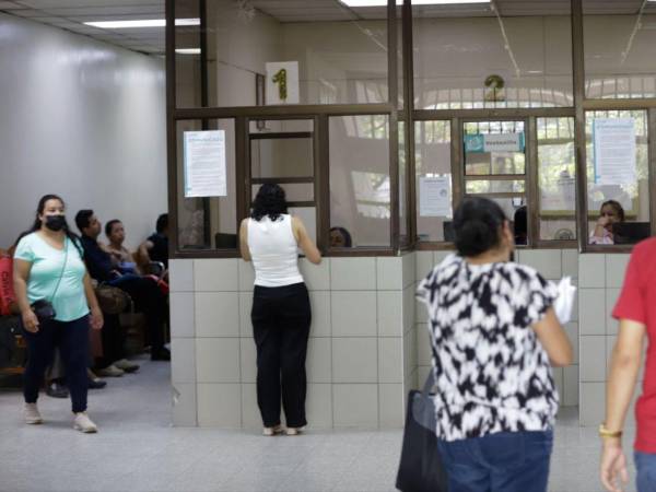 Este lunes los afiliados que llegaron al Hospital de Especialidades no lograron una cita debido a las fallas en el sistema informático.