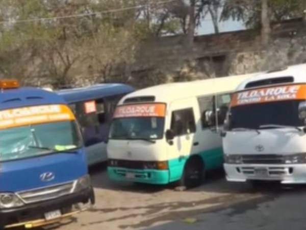 Los conductores paralizaron las unidades de transporte la mañana de este lunes por extorsión.
