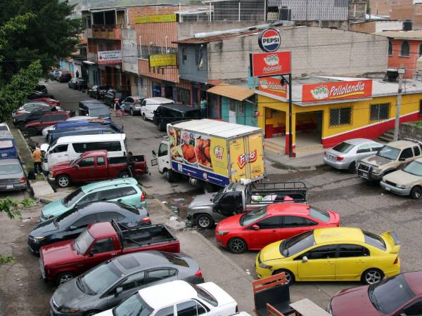 El acceso a la colonia Centroamérica Oeste, en la capital, se ha convertido en un problema diario para conductores y peatones debido a la gran cantidad de vehículos mal estacionados, una situación denunciada por los propios vecinos y constatada por EL HERALDO durante un recorrido por la zona.