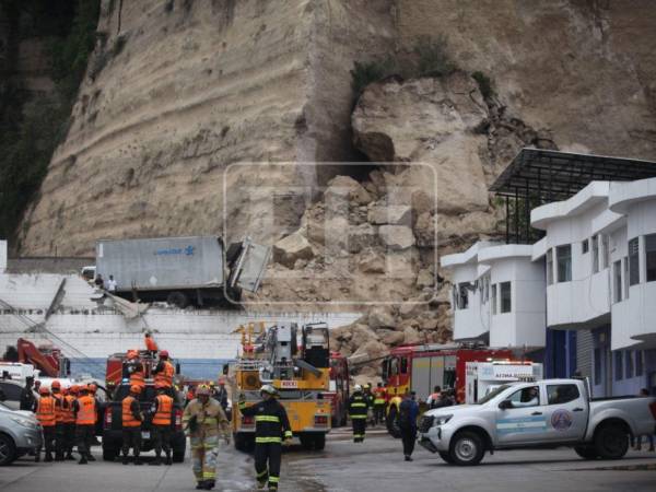 Desde hace poco más de tres horas, elementos del Cuerpo de Bomberos, las Fuerzas Armadas y de la Policía Nacional se encuentran realizando labores de rescate para salvaguardar la vida de los empleados de las bodegas que tomaron fuego esta mañana. Aquí las fotos.