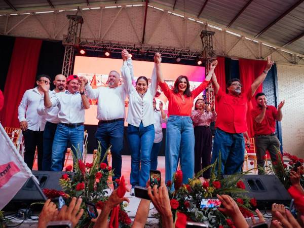 Rixi Moncada, candidata presidencial del oficialismo, fue recibida por simpatizantes en su visita a San Lorenzo, Valle, donde estuvo acompañada de otros dirigentes de Libre.