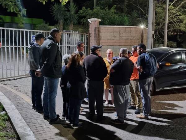 Los vecinos reclaman la intervención de la Alcaldía y del gobierno central ante la contaminación sónica y de polvo que sufren a diario.