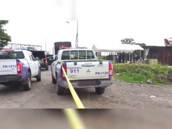 Los jóvenes departían en esta caseta cuando fueron acribillados a disparos.