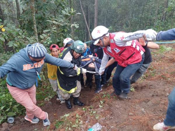 Este martes 16 de diciembre se registró un fatal accidente en la comunidad de San José, Intibucá, que dejó como saldo preliminar a dos personas muertas, entre ellas una niña, y también alrededor de 21 personas heridas. A continuación el listado de afectados.