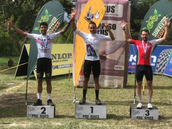 Luis López en el podio como primer lugar durante el Campeonato de Ciclismo disputado en El Picacho.