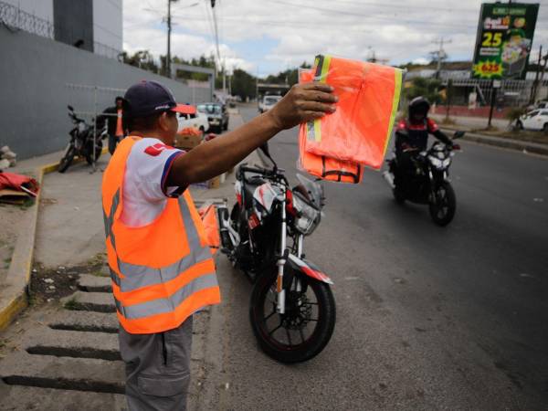 Autoridades de tránsito imponen uso obligatorio de chaleco reflectivo a motociclistas con multas de hasta 400 lempiras. Autoridades aseguran que reforzaran medidas con motociclistas que incumplan la Ley de Tránsito