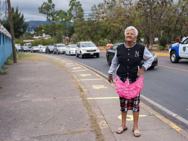 Doña Juana Raudales ocupa el puesto 47 en la feria y vende acitrones, paletas y otros productos tradicionales frente a la Basílica de Suyapa. Invitó a todos los hondureños de fe para que visiten la Basílica de Suyapa.