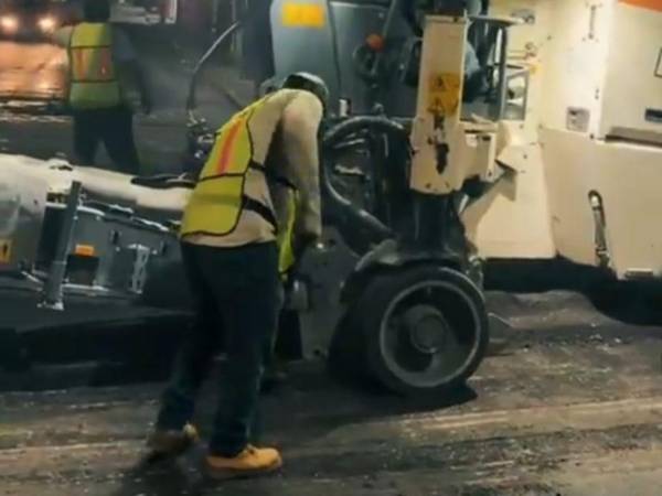 La Alcaldía ejecuta obras viales en horario nocturno en Comayagüela, utilizando maquinaria moderna para mejorar la red vial con mayor rapidez.