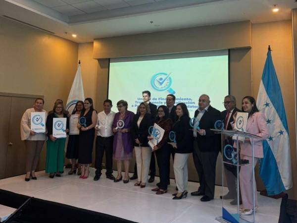 La Unidad de Financiamiento, Transparencia y Fiscalización (UFTF), entregó reconocimientos a diferentes organizaciones que han brindado apoyo a la institución.