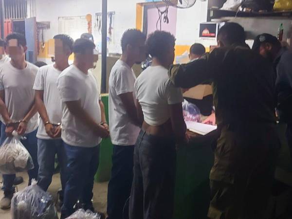 Las personas privadas de libertad fueron trasladadas de los dos centros penales bajo estrictas medidas de seguridad y respeto a los derechos humanos por parte de las autoridades del Instituto Nacional Penitenciario.
