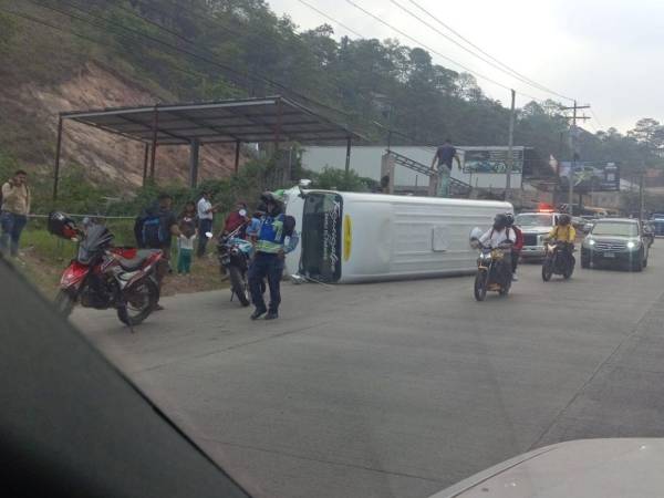 Varias personas resultaron lesionadas tras el volcamiento de un bus en la salida al oriente del país.