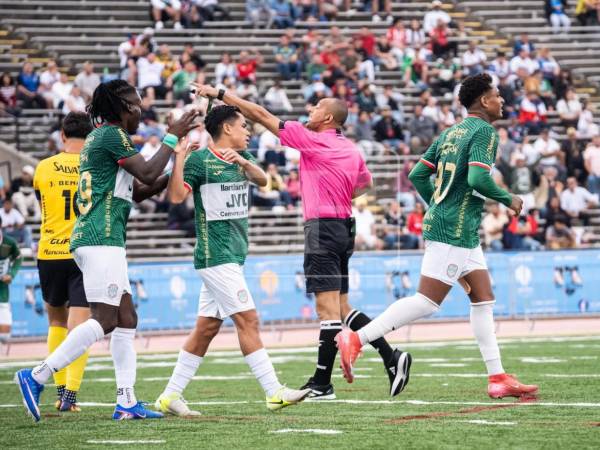 Cristian Sacaza aprovechó el error defensivo para darle el empate a Marathón ante Real España.