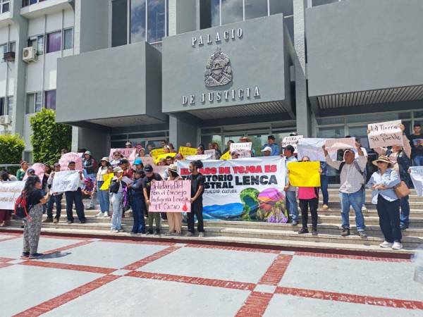 Miembros de organizaciones lencas protestaron frente a las instalaciones de la Corte Suprema de Justicia.