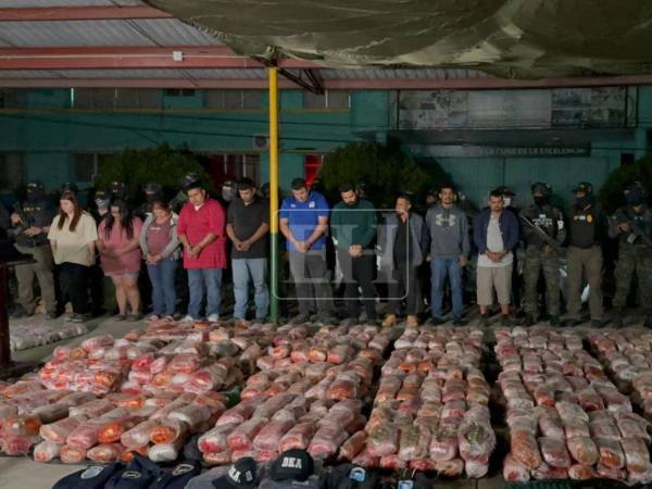 Fuerte golpe contra el crimen organizado. Al menos 10 detenidos, droga, armas y hasta uniformes de la DEA fueron decomisados este miércoles en un operativo coordinado por el Ministerio Público y la Policía Militar del Orden Público (PMOP) en San Pedro Sula.