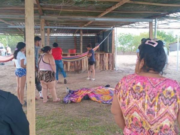 El crimen ocurrió en una calle de tierra de la zona, donde el cuerpo de la víctima quedó tendido tras el violento ataque.