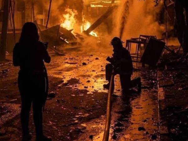 Las llamas avanzaron hasta alcanzar la orilla de la playa, donde un amplio equipo del Cuerpo de Bomberos trabaja intensamente para sofocar el fuego.