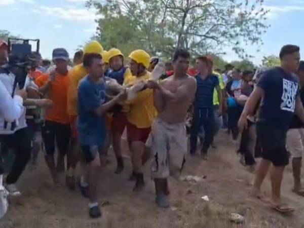 Miembros del Cuerpo de Bomberos, con ayuda de los pobladores de San Bernardo, rescataron el cuerpo de Levis Centeno, quien se ahogó en la represa San Bernardo, Namasigüe.